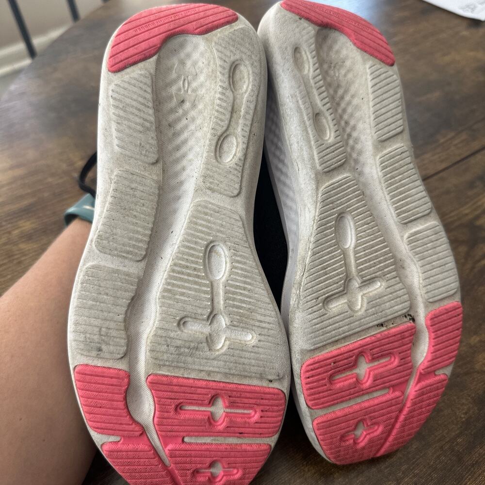 Size 6 Under Armour Big Girls Charged Pursuit 3 Running Shoes Black 3025011-001 - Picture 7 of 7